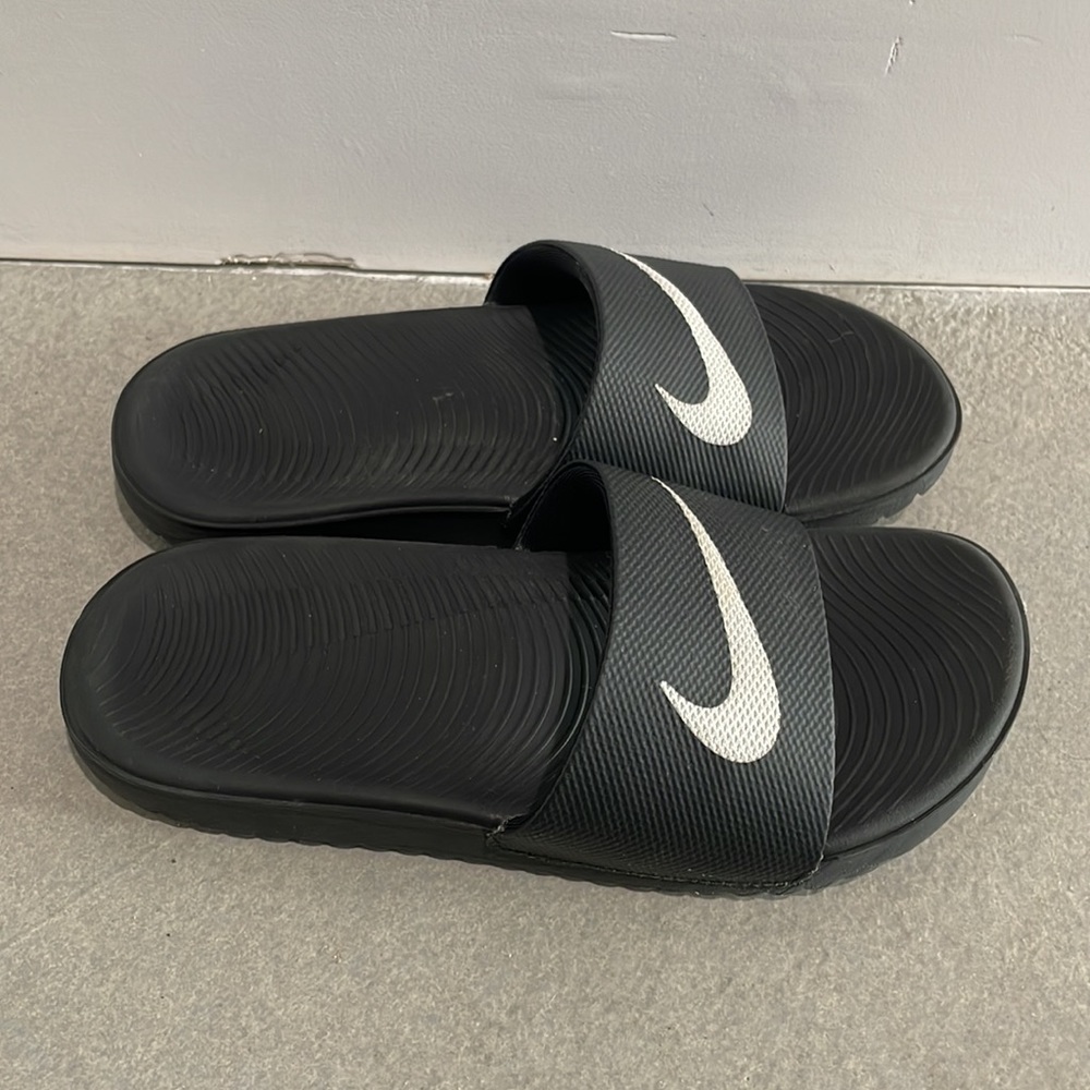Nike Black White Slides: Kids Size 1 - Picture 2 of 6